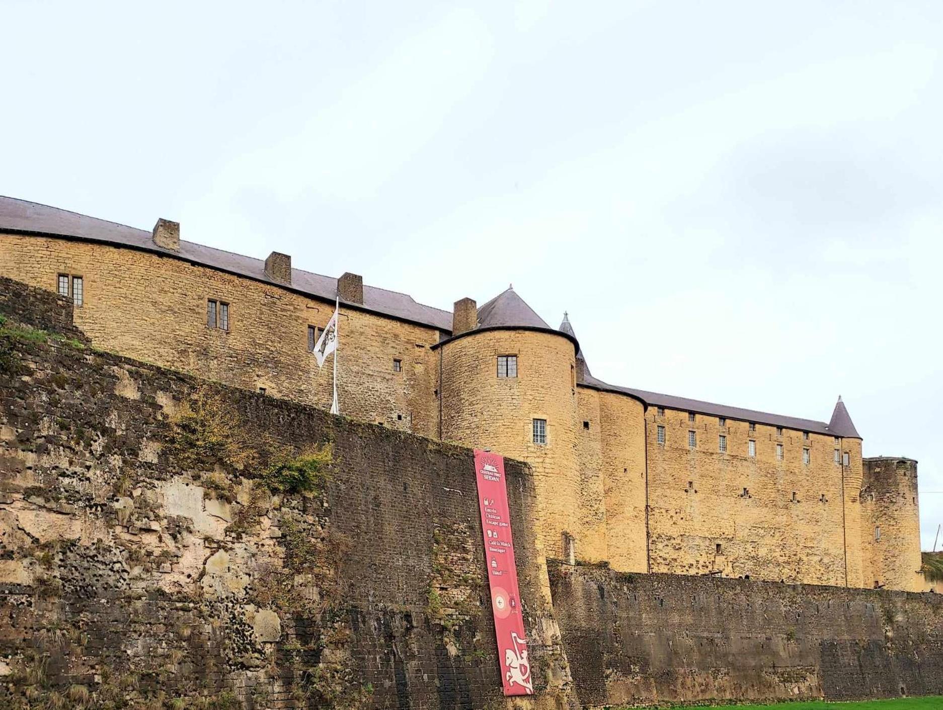 L'Elegant Des Remparts, Vue Sur Chateau Fort Sedan Exterior foto